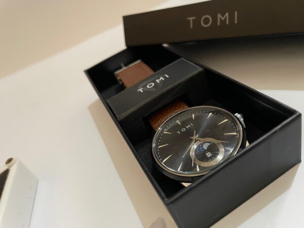 TOMI Classic Brown Leather Wristwatch - Image 3