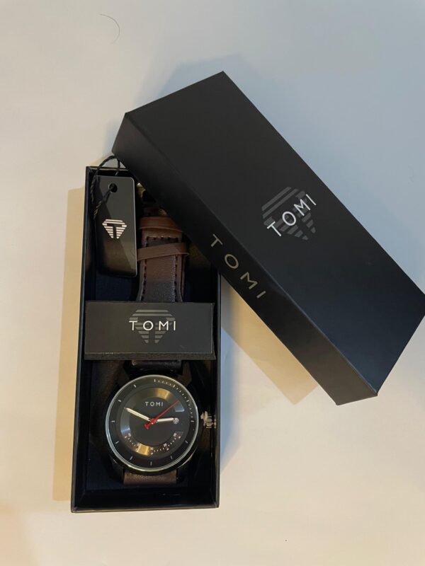 TOMI Classic Leather Strap Wristwatch